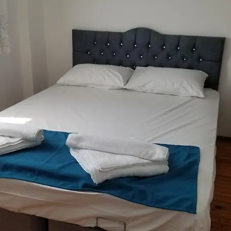 Apartamento Huge Evleri 2 *